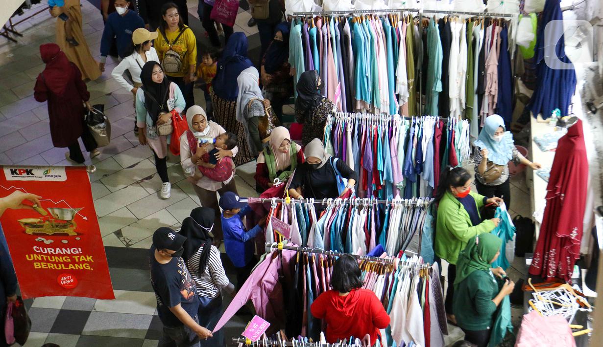 <p>Calon pembeli memilih baju di Pasar Tanah Abang, Jakarta, Sabtu (23/4/2022). Menjelang Lebaran, Pasar Tanah Abang dipadati pengunjung yang memburu busana atau pakaian muslim untuk menyambut Hari Raya Idul Fitri 1443 Hijriah. (Liputan6.com/Herman Zakharia)</p>
