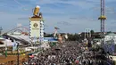 Pemandangan ribuan pengunjung saat pembukaan festival bir terbesar di dunia Oktoberfest ke-185 di Munich, Jerman, Sabtu (22/9). (Christof STACHE/AFP)
