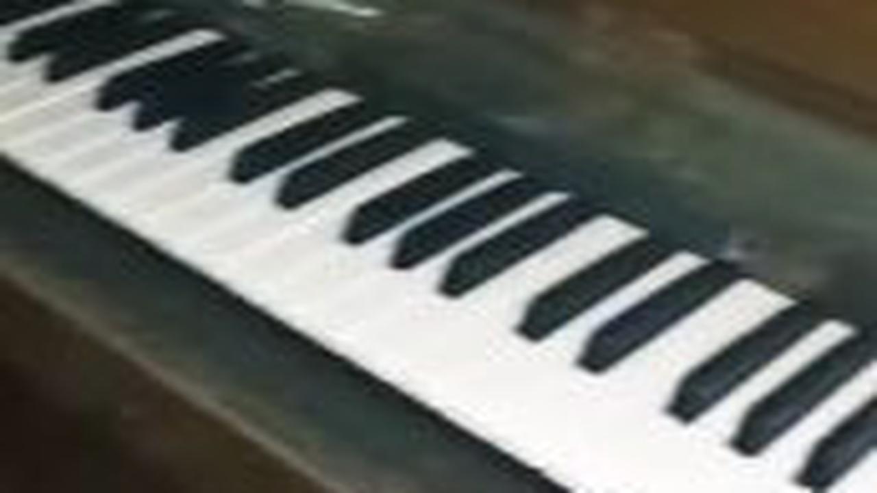 Masih di ruangan yang sama, terdapat satu unit piano. <br>