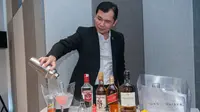 Kemampuan seorang bartender bisa diasah dengan mengikuti Diageo Bar Academy (Liputan6/pool/Diageo)