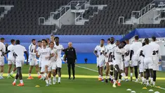 Para pemain Real Madrid melakukan pemanasan saat mengikuti sesi latihan di Stadion Olimpiade Helsinki, Finlandia (9/8/2022). Real Madrid akan bertanding melawan Eintracht Frankfurt pada Piala Super Eropa 2022. (AP Photo/Sergei Grits)