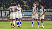Para pemain PSIS Semarang merayakan kemenangan pentingnya pada laga Derbi Jawa Tengah melawan Persis Solo dalam duel yang berlangsung di Stadion Manahan, Solo, Sabtu (17/8/2024). (Bola.com/ Radifa Arsa)