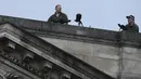 Penembak jitu berjaga di atap Istana Buckingham sebelum upacara penobatan Raja Charles III  di London, Sabtu (6/5/2023). (AP Photo/Frank Augstein)