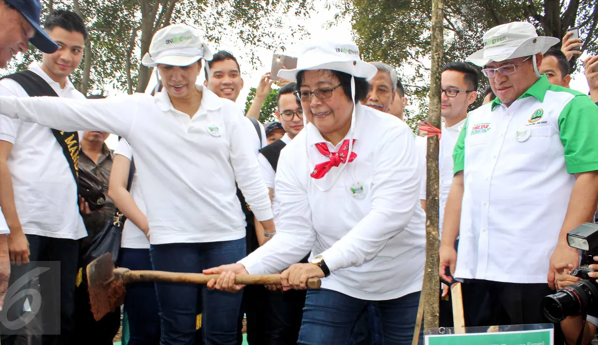 Menteri BUMN Rini Soemarno(ketiga kiri) bersama Menteri LHK Siti Nurbaya (kedua kanan) saat mengikuti acara Gerakan Penanaman 10.000 Pohon di Jalan Tol Jakarta – Cikampek Km 59, Cikampek, Sabtu (26/03). (Biro Humas KLHK/tbz)