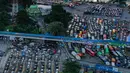 Situasi kepadatan kendaraan pemudik di Pelabuhan Merak yang menanti waktu masuk ke kapal. (Liputan6.com/Angga Yuniar)