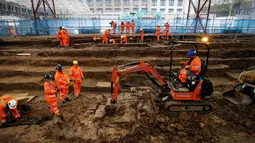 Arkeolog menggali pemakaman di bawah St James Gardens, London, Inggris, Kamis (1/11). Pemakaman tersebut diperkirakan sudah ada sejak abad ke-18 hingga pertengahan abad ke-19. (ADRIAN DENNIS/AFP)