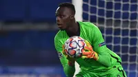 5. Edouard Mendy (Chelsea) - Kiper anyar Chelsea ini tampil cukup impresif di laga perdananya di kompetisi Liga Inggris. Edouard Mendy tercatat telah melakukan 3 clean sheets dan 6 penyelamatan dari 4 laganya bersama Chelsea. (AFP/Ben Stansall/pool)