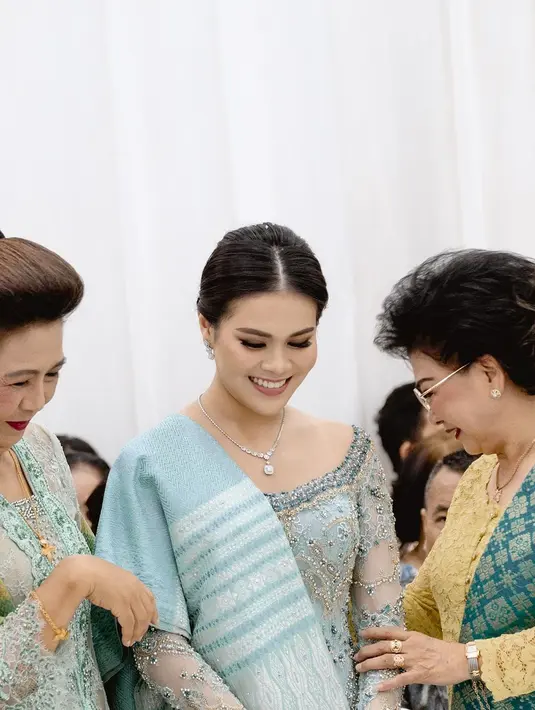 Mengaku pertama kali kenakan kebaya, Chen Giovani tetap terlihat menawan dengan kebaya full payet [@chengiovanis]