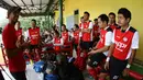 Para pemain yang tergabung dalam tim Asosiasi Pesepakbola Profesional Indonesia (APPI) bercanda sebelum turun ke lapangan. (Bola.com/Arief Bagus)
