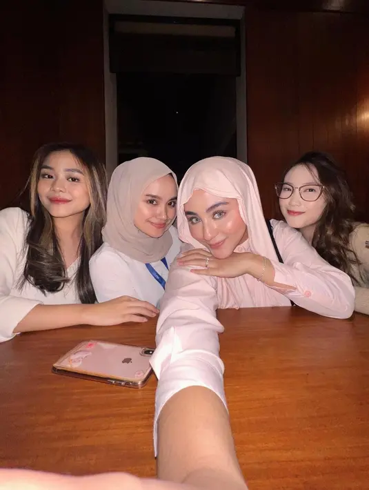 Kala hangout bersama teman-temannya, Margin tampak mengenakan ciput dan pashmina tanpa jarum pentul atau peniti. @marginw.