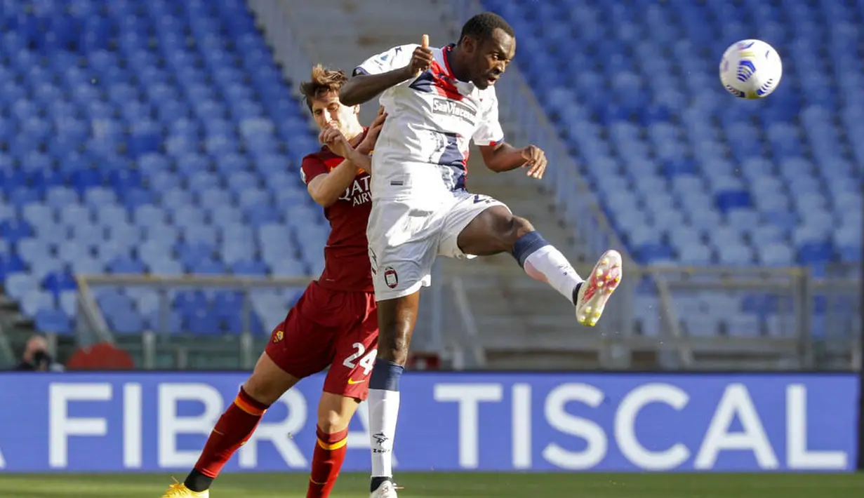 Pemain AS Roma, Marash Kumbulla, duel udara dengan pemain Crotone, Simy, pada laga Liga Italia di Stadion Olimpico, Senin (10/5/2021). AS roma menang dengan skor 5-0. (AP/Gregorio Borgia)