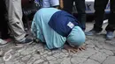 Keputusan PTUN Jakarta mengabulkan gugatan nelayan disambut dengan suka cita  para nelayan yang hadir, Jakarta, Senin (31/5). Para nelayan di antaranya ada yang melakukan sujud syukur (Liputan6.com/Helmi Afandi)