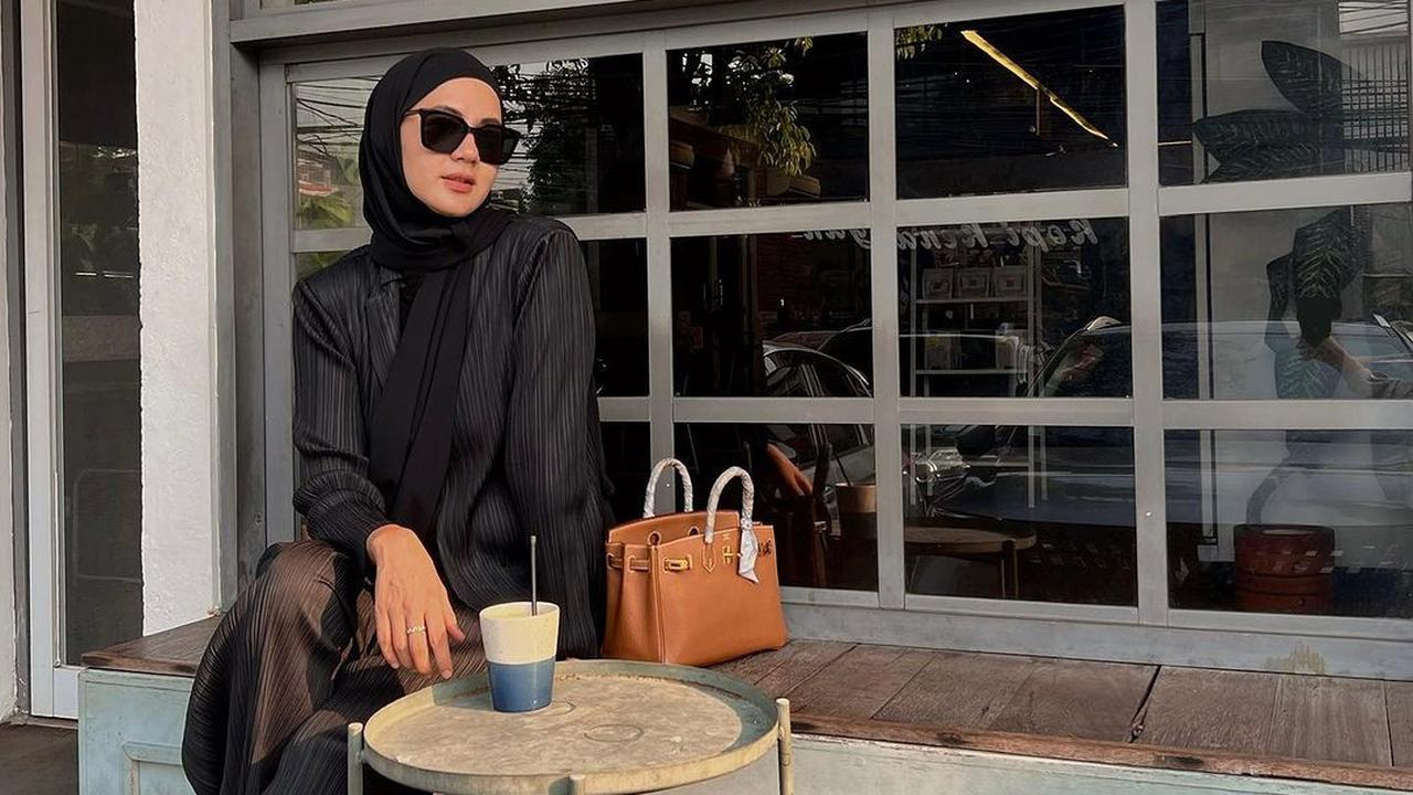 Tetap Santai Setelah Digugat Cerai, Ini 7 Potret Terbaru Paula Verhoeven saat Ngopi - Dipuji Berkelas