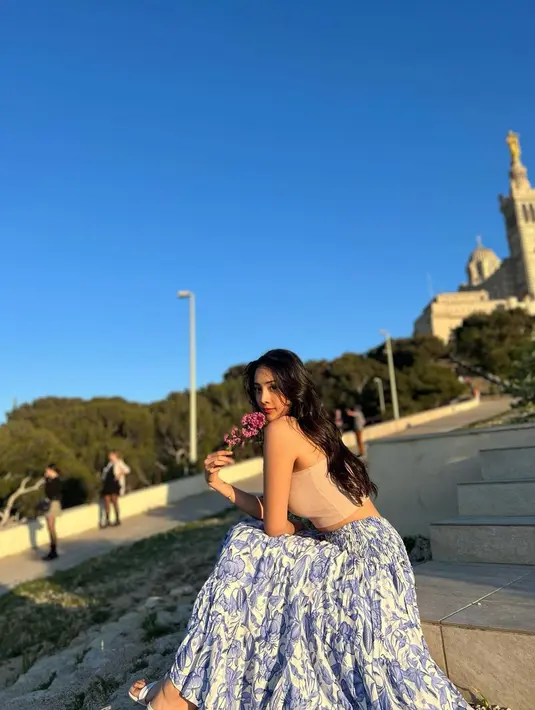 <p>Terlihat wajah manisnya kini terbingkai poni yang membuat tampilannya semakin awet muda. </p>