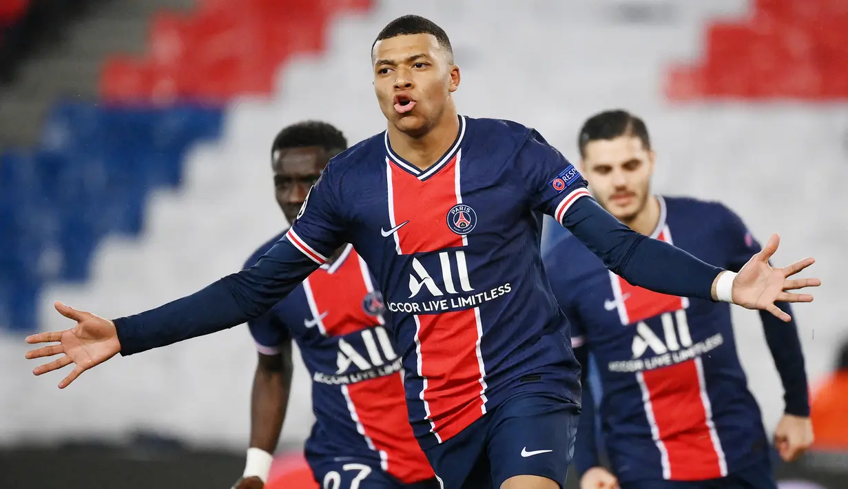 Paris Saint-Germain (PSG) - Klub asal kota Paris ini sukses melangkah ke semifinal usai menyingkirkan juara bertahan, Bayern Munchen dengan kemenangan agregat gol tandang 3-3. Les Parisiens menaklukkan Bayern Munchen 3-2 di leg pertama dan tumbang 0-1 pada leg dua di Paris. (AFP/Franck Fife)