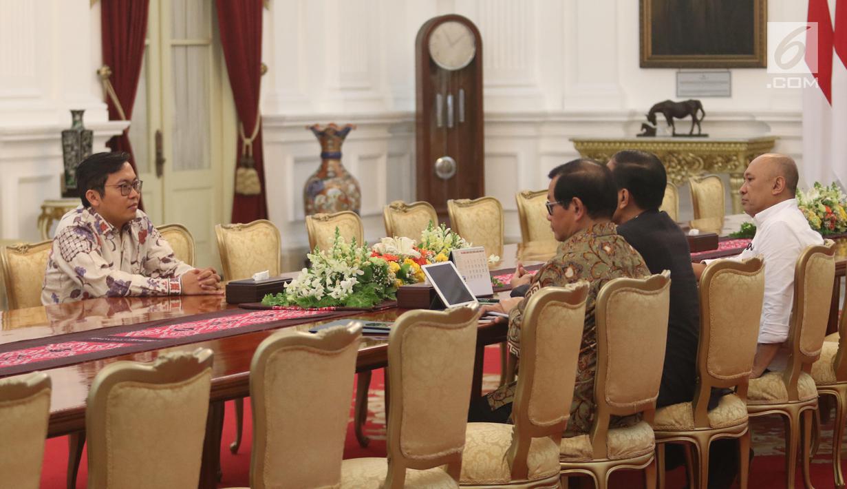 CEO Bukalapak, Achmad Zaky menemui Presiden Joko Widodo (Jokowi) di Istana Merdeka, Sabtu (16/2). Zaky mengaku, secara pribadi meminta maaf kepada Jokowi serta meluruskan cuitannya tentang 'presiden baru' dalam pertemuan itu. (Liputan6.com/Angga Yuniar)
