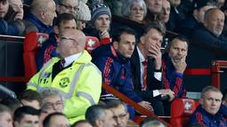 Louis Van Gaal bersama asisten manajer Ryan Giggs saat melihat para pemain bertanding melawan Chelsea pada lanjutan Liga Inggris di Stadion Old Trafford, Inggris (28/12). Mu bermain imbang dengan Chelsea dengan skor 0-0. (Reuters/Phil Noble)