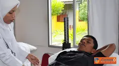 Sejumlah Karyawan Radio Republik Indonesia (RRI) Meulaboh, melakukan donor darah di Rumah Sakit Umum Cut Nyak Dhien pada, Kamis (8/9).