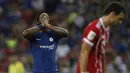 Striker Chelsea, Michy Batshuayi, tampak kecewa usai takluk dari Bayern Munchen pada laga turnamen pramusim ICC 2017 di Stadion Nasional Singapura, Selasa (25/7/2017). Bayern Munchen menang 3-2 atas Chelsea. (EPA/Wallace Woon)
