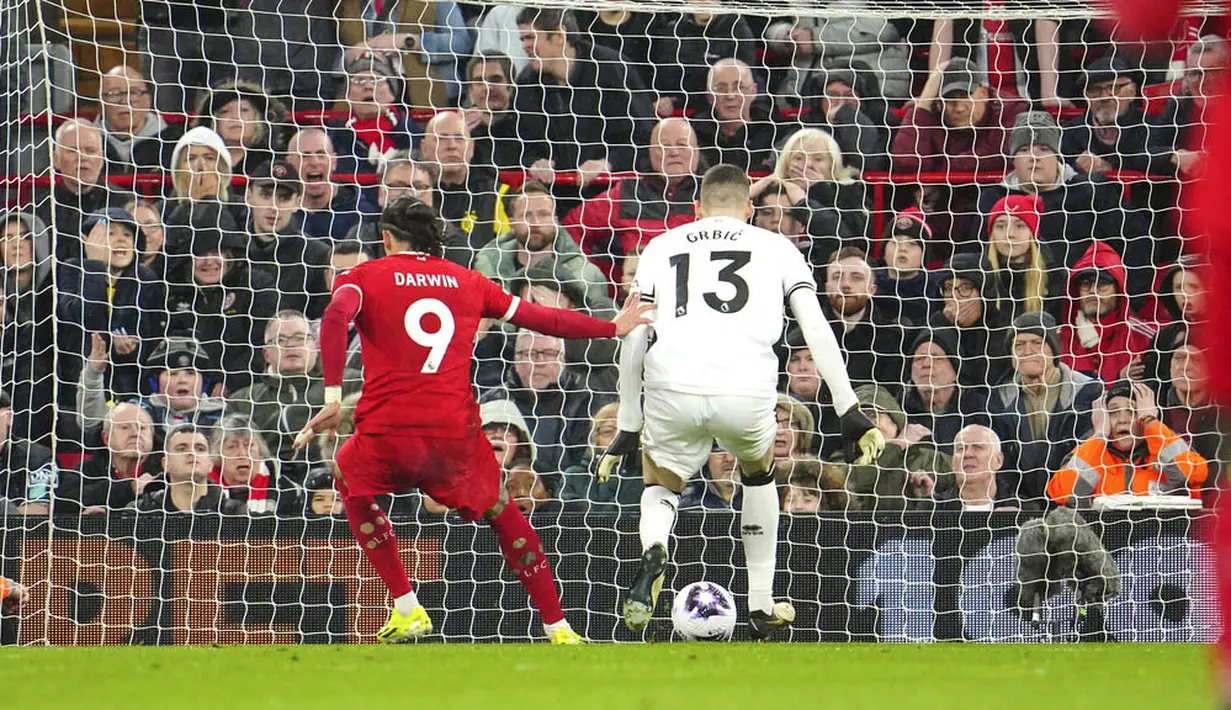 Pemain Liverpool, Darwin Nunez, mencetak gol ke gawang Sheffield United pada laga pekan ke-31 Liga Inggris di Stadion Anfield, Jumat (5/4/2024). The Reds menang dengan skor 3-1. (AP Photo/Jon Super)