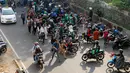 Puluhan tukang ojek berebut penumpang di depan stasiun Palmerah, Jakarta, Jumat (22/5/2015). Rebutan penumpang oleh para tukang ojek ini membuat kemacetan panjang setiap harinya. (Liputan6.com/Johan Tallo) 