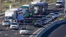 Polisi memeriksa kendaraan di sepanjang jalan bebas hambatan menuju Yerusalem dekat Ein Hemed, Israel, Jumat (8/1/2021). Israel memperketat lockdown yang sudah ada menyusul lonjakan kasus virus corona COVID-19. (AP Photo/Ariel Schalit)