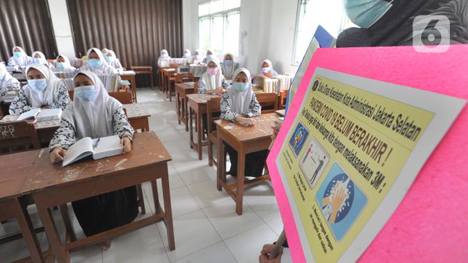 Petugas Sudinkes Jakarta Selatan melakukan kegiatan sosialisasi 3M (memakai masker, mencuci tangan dengan sabun, dan menjaga jarak) kepada para santri di Ponpes Daarul Rahman, Jagakarsa, Rabu (18/11/2020). Sosialisasi 3M tersebut disertai pembagian 3500 masker kain 3 lapis. (merdeka.com/Arie Basuki)
