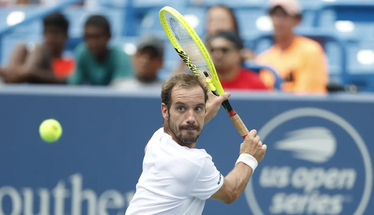 Petenis Prancis, Richard Gasquet mengembalikan bola pukulan Andy Murray dari Inggris saat bertanding pada turnamen tenis Cincinnati Masters di Mason, Ohio (12/8/2019). Andy Murray takluk 4-6,4-6 atas Richard Gasquet. (AP Photo/Gary Landers)