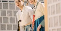 Nabila Syakieb dan Yasmine Wildblood tampil memesona dalam balutan hanbok. Keduanya memiliki gaya yang begitu memesona. [Foto: Instagram/ Nabila Syakieb]