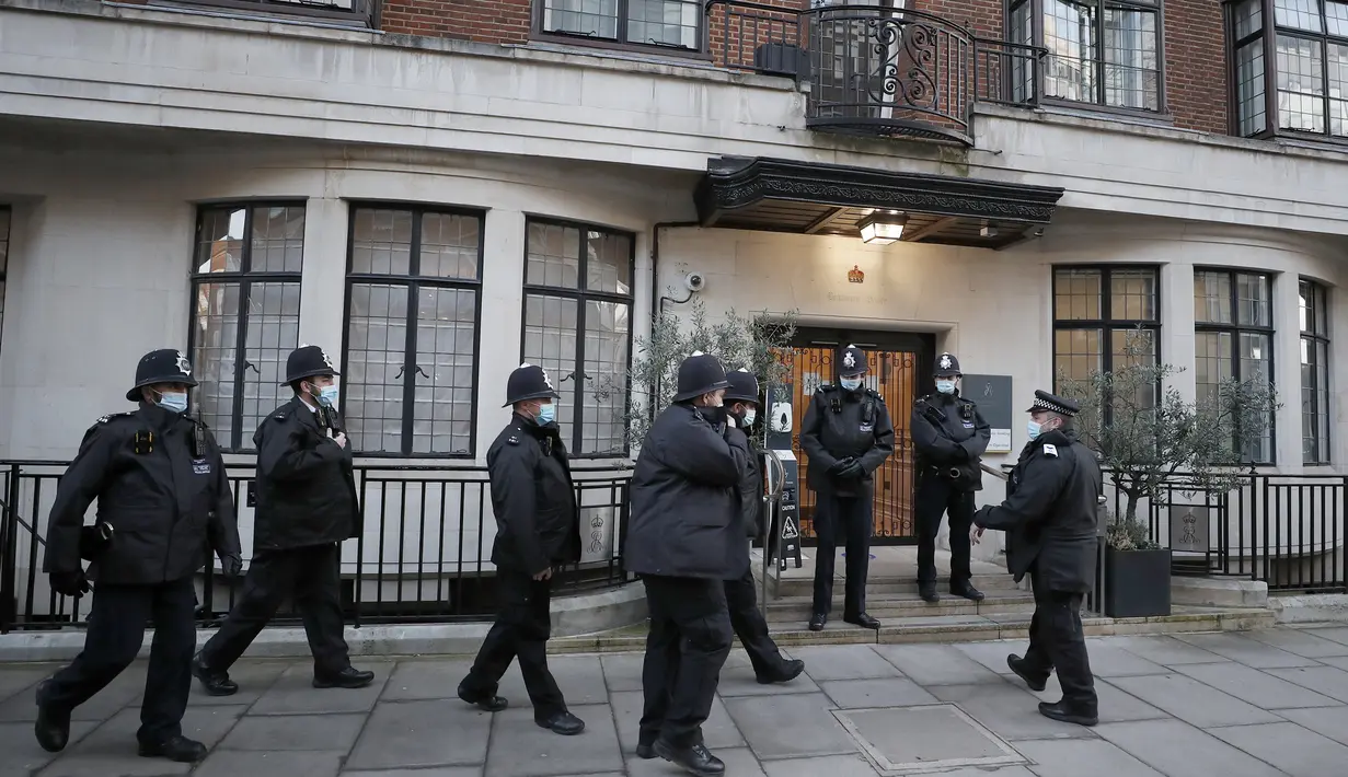 Polisi berdiri di luar rumah sakit King Edward VII di London, Kamis (18/2/2021). Pihak keluarga kerajaan Inggris mengatakan suami Ratu Elizabeth II, Duke of Edinburgh Pangeran Philip (99), dirawat di rumah sakit setelah merasa tidak enak badan pada Selasa (16/2) malam. (AP Photo/Frank Augstein)