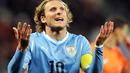 Eskpresi striker Uruguay Diego Forlan setelah gagal memanfaatkan peluang di laga semifinal PD 2010 melawan Belanda di Green Point Stadium, Cape Town, 6 Juli 2010. AFP PHOTO / FRANCK FIFE
