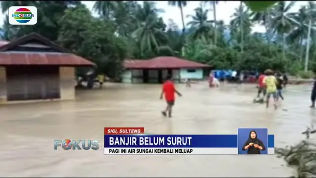 Selain merendam rumah dan bangunan lain, aktivitas warga juga lumpuh total.