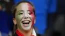 Fans wanita Italia tersenyum sebelum dimulainya pertandingan semifinal EURO 2020 antara Italia dan Spanyol di Stadion Wembley di London (7/7/2021). (AP Photo/Frank Augstein, Pool)