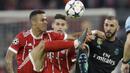 Duel pemain Bayern, Thiago (kiri) dan pemain Real Madrid, Karim Benzema  pada leg pertama semfinal Liga Champions di Allianz Arena, Munich, (25/4/2018). Real Madrid menang 2-1. (AP/Matthias Schrader)