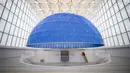Ruang salat di dalam masjid pertama Slovenia di Ljubljana pada Senin (3/2/2020). Sebuah kubah besar berwarna biru mendominasi bagian dalam masjid, mengingatkan pada masjid-masjid terkenal seperti Masjid Biru di Istanbul, Turki. (Photo by Jure Makovec / AFP)