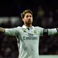 Bek Real Madrid, Sergio Ramos melakukan selebrasi usai mencetak gol ke gawang Real Betis pada lanjutan La Liga Spanyol di Stadion Bernabeu, Madrid, (13/3). Ramos menjadi penentu kemenangan Real Madrid atas Real Betis  2-1.  (AFP Photo / Gerard Julien)