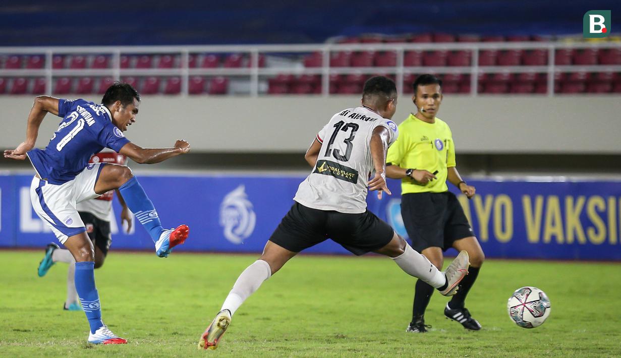Beruntung Persib punya Frets Butuan. Aksinya di dalam kotak penalti mampu menjebol gawang Madura United dimenit ke-8. (Bola.com/Bagaskara Lazuardi)
