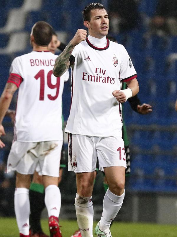 Bek AC Milan, Alessio Romagnoli  melakukan selebrasi usai mencetak gol ke gawang Sassuolo pada lanjutan Liga Serie A Italia di Stadion Mapei di Reggio Emilia (5/11). Milan menang dengan skor 2-0 atas Sassuolo. (Elisabetta Baracchi / ANSA via AP)