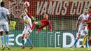 Penyerang Portugal Cristiano Ronaldo (tengah) mencoba mencetak gol dengan tendangan overhead ke gawang Luksemburg pada lanjutan Kualifikasi Piala Dunia 2022 di Stadion Do Algarve, Rabu (13/10/2021) dini hari WIB. Hat-trick Ronaldo membuat Portugal menang 5-0 atas Luksemburg. (AP Photo/Joao Matos)
