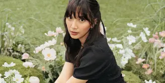 Julukan “Ibu Negara” sendiri merupakan panggilan sayang bernuansa humor yang diberikan netizen kepada Sheila Dara di media sosial. Sebutan tersebut melekat karena Sheila dikenal sebagai istri dari musisi populer Vidi Aldiano, sekaligus sosok pendamping yang setia dan kalem di berbagai kesempatan publik. [@sheiladara].