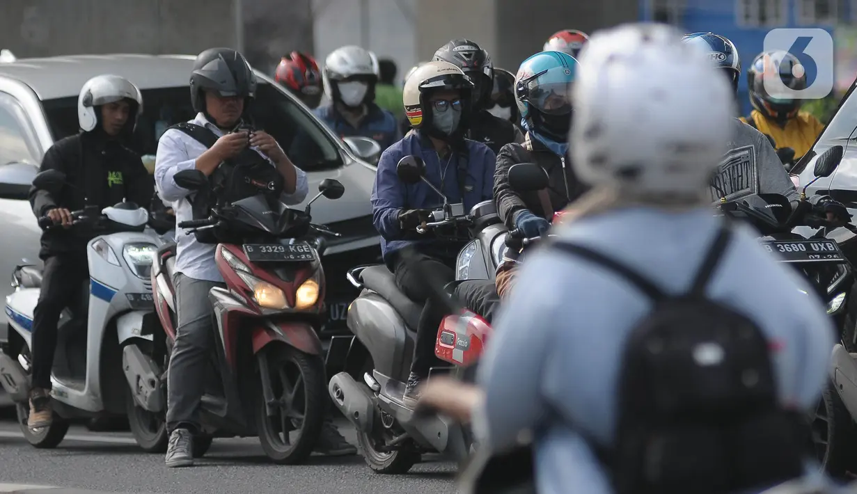Jalan Kalimalang sangat padat arus lalu lintas pada jam kerja, ditambah dengan adanya pertigaan dan persimpangan jalan menuju rumah warga. (merdeka.com/Imam Buhori)