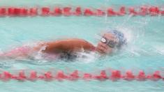 Seorang atlet renang KRAPSI beraksi pada nomor 4x100m gaya bebas putri di Kolam Renang Senayan, Jakarta, Minggu (27/12/2015). (Bola.com/Nicklas Hanoatubun)