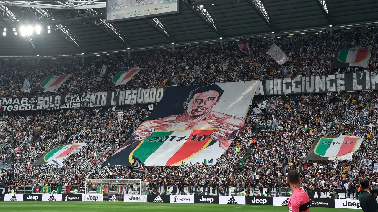 Pelukan Tifosi Juventus untuk Gianluigi Buffon