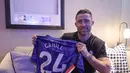 Mantan bek tim Liga Premier Inggris, Chelsea, Gary Cahill, menunjukkan jerseynya saat hadir di Jakarta, Sabtu (29/11/2025) sore WIB. Mantan bek tim Liga Premier Inggris, Chelsea, Gary Cahill hadir di Jakarta, Sabtu (29/11/2025) sore WIB. (Bola.com/Abdul Aziz)