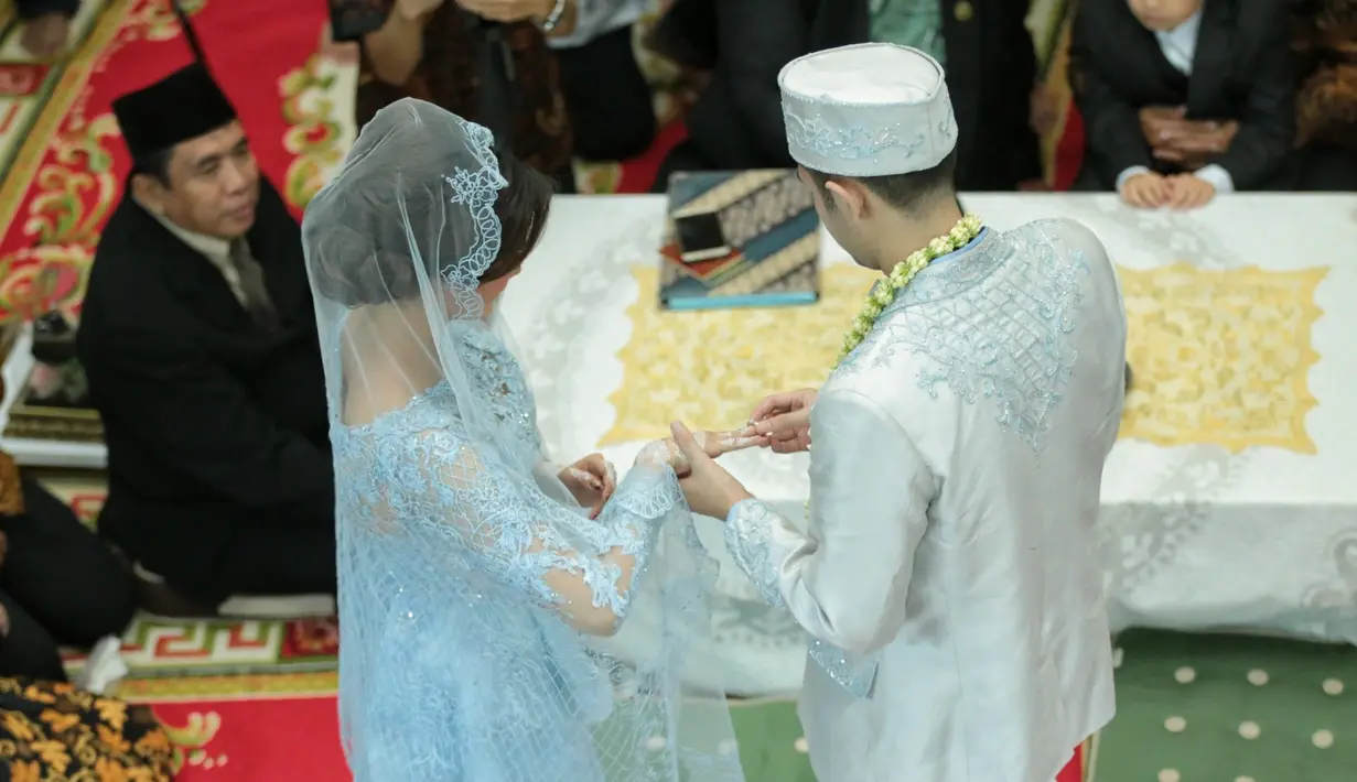 Rifky Balweel dan Biby Alraen akhirnya resmi menjadi pasangan suami istri. Dengan maskawin berupa logam mulia seberat 10 gram beserta mushaf Al-Quran, Rifky mempersunti Biby sebagai istrinya. (Adrian Putra/Bintang.com)