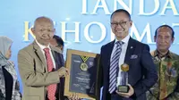Pimpinan Komisi VII DPR RI Eddy Soeparno menerima penghargaan sekaligus tanda kehormatan sebagai Tokoh Penjaga Kebijakan Energi. (Ist).