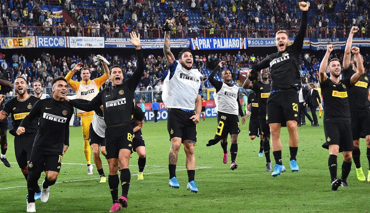 Pemain Inter Milan merayakan kemenangan timnya usai bertanding melawan Sampdoria pada lanjutan pertandingan Liga Serie A Italia di stadion Luigi Ferraris di Genoa (28/9/2019). Dengan kemenangan ini Inter masih memuncaki klasemen sementara dengan poin 18. (Luca Zennaro / ANSA Via AP)