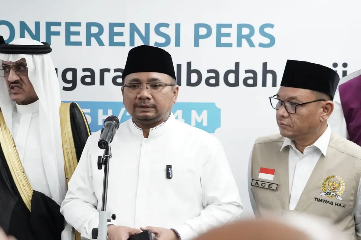 Menteri Agama Yaqut Cholil Qoumas saat memberikan keterangan pers usai meninjau layanan fast track di Bandara Soekarno-Hatta sekaligus melepas keberangkatan kelompok terbang (kloter) pertama jemaah haji Indonesia.