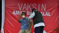 Ketua DPRD Surabaya Adi Sutarwijono ikut divaksin Covid-19. (Dian Kurniawan/Liputan6.com)