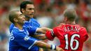 Pemain Manchester United, Roy Keane, bersitegang dengan pemain Chelsea, Roberto Di Matteo pada laga Charity Shield FA di Stadion Wembley (13/8/2000). MU era Alex Ferguson begitu berjaya di Inggris sehingga banyak fans lain iri. Selain itu, sosok Roy Keane yang permainannya brutal dan sering memprovokasi lawan di lapangan juga menjadi alasan klub itu tak disukai. (AFP/Adrian Dennis)